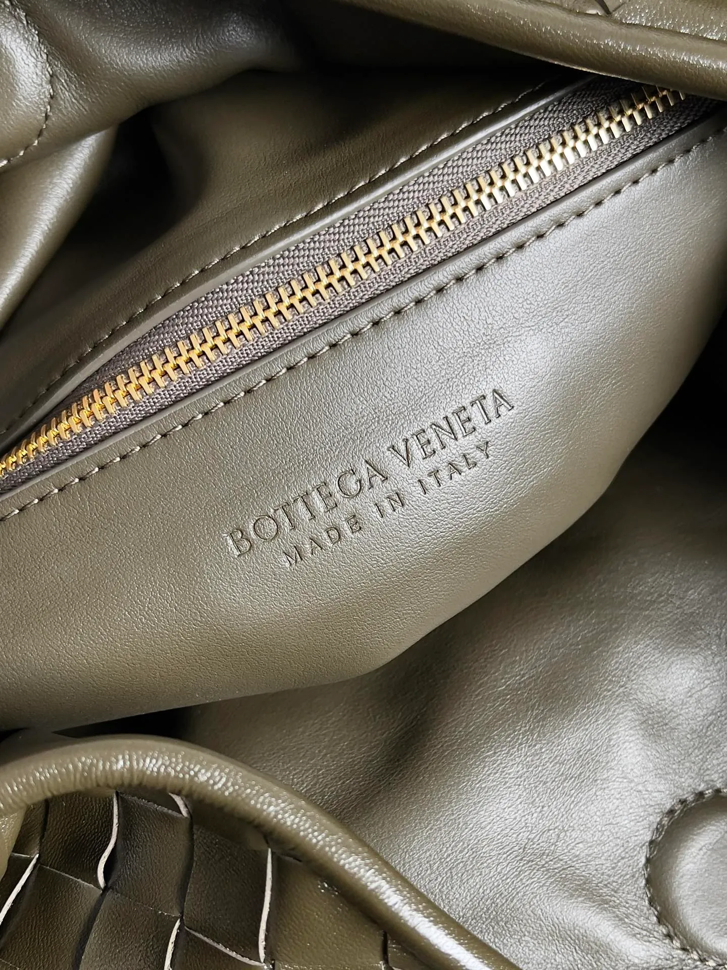 Batch 2160 Recently, I seem to be obsessed with this bag from BV~ The new Hop is really not too beautiful. The whole bag has no seams. The bag body and handles are made of one piece of leather. It embodies the style and essence of Bottega Veneta. It truly represents craftsmanship and creativity. The large size has a very loose and lazy upper body. Big bag lovers will definitely not regret buying it. Style number: 763970 Size: 53*24*13